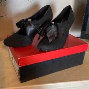 Black dressy heals